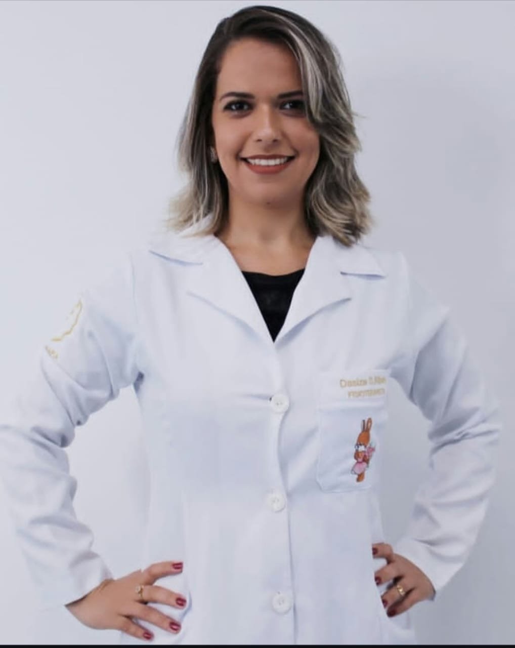 Dasiza Ribeiro usando jaleco branco
